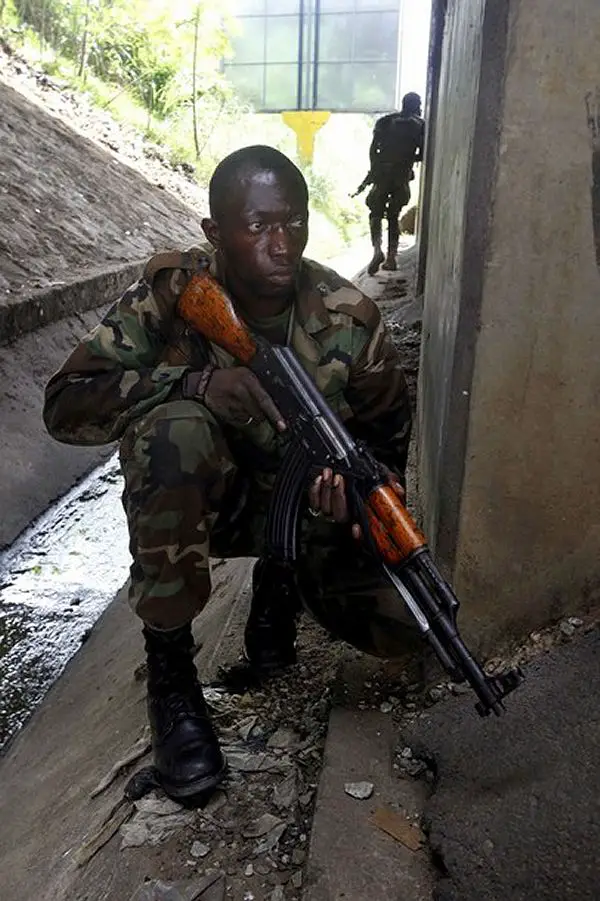 La bataille fait rage à Abidjan. Les forces d’Allassane Ouattara se sont engagées ce matin dans un combat acharné autour du palais présidentiel dans la capitale économique ivoirienne. D'après les forces d'Ouattara le palais présidentiel serait sous leur contrôle. 