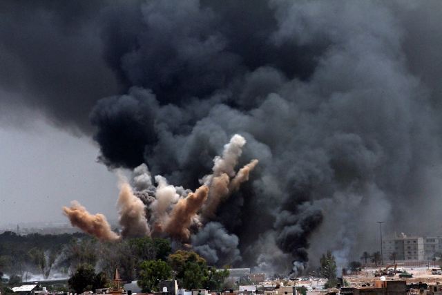 Les avions de l'OTAN ont intensifié leurs attaques aériennes en visant des bâtiments de commandement du Colonel Kadhafi, mais ceci n'est pas suffisant pour détruire les capacités militaires terrestres de l'armée Libyenne. 