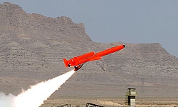 L’Iran dévoile un nouveau micro avion de combat de fabrication locale, lors d’une cérémonie en présence du Leader Suprême de la Révolution Islamique, Ayatollah Seyed Ali Khamenei. La société iranienne Dorna Aerospace a conçu le micro avion de combat, qui a été dévoilé lors d’un salon sur les technologies de défense stratégique. Des rapports indiquent aussi que les expert iraniens ont conçu et produit un avion d’entraînement, avec la réalisation d’un premier prototype qui aurait déjà réalisé ses premiers essais en vol. Ce premier prototype ouvre la voie pour la conception et la fabrication d’un avion d’entraînement à faible coût, capable d’effectuer des missions à basse et haute altitude comme la plupart des avions de combat moderne.