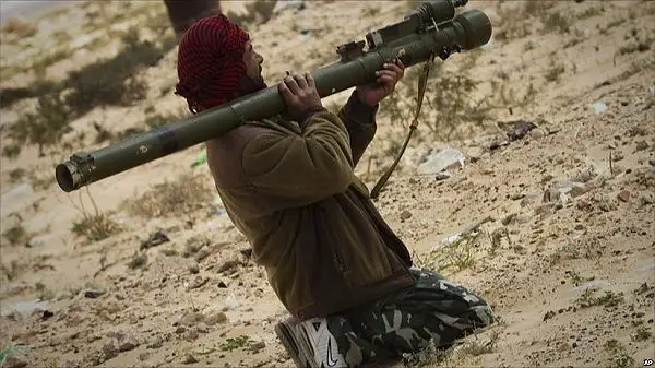 Les forces rebelles se composent en grande partie de civils, qui n’ont pas d’expérience militaire. Sur cette photo un rebelle libyen utilise un système de défense antiaérien SA-7 sans le système de lancement comme un lance-roquette antichar.