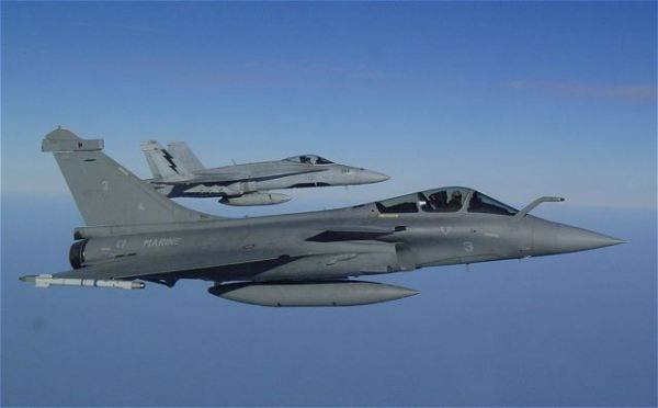 The first firing of the French air forces in Libya aimed at a “unspecified vehicle”, announced the `French staff HQ of the armies.