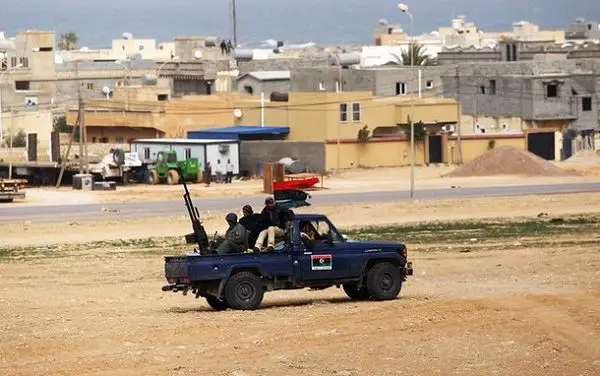 D’après un article du journal britannique "Sunday Times", une équipe de soldats des forces spéciales de l’armée britannique SAS aurait été capturée par les troupes rebelles libyennes lors d’une mission de secours pour évacuer des diplomates britannique de Libye. 