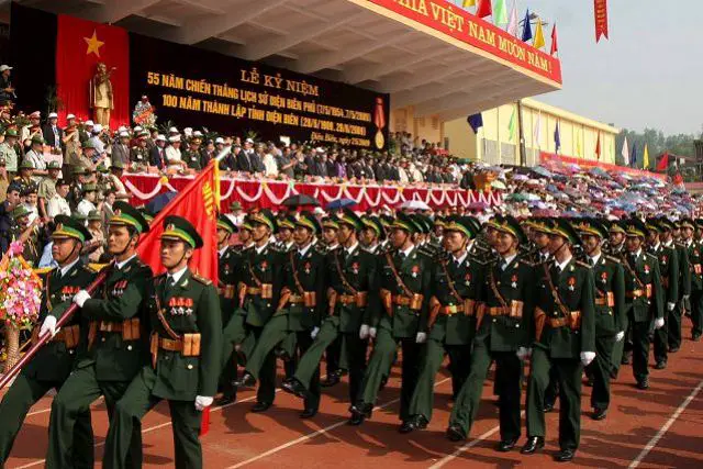 Vietnamese Minister of Defense, General Phung Quang Thanh, met here on Tuesday with First Deputy Chairman of the State Military Industrial Committee of the Republic of Belarus, and Deputy Chairman of the Belarus-Vietnam Inter-Governmental Commission on Military-Technical Cooperation ( ICMTC), Golovchenko Roman Alexandrovich.