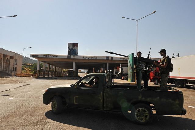 Clashes between the Syrian army and the opposition Free Syrian Army were continuing at the six gates on the Syrian side of Turkish-Syrian border by Friday afternoon, a Turkish diplomat told Xinhua.