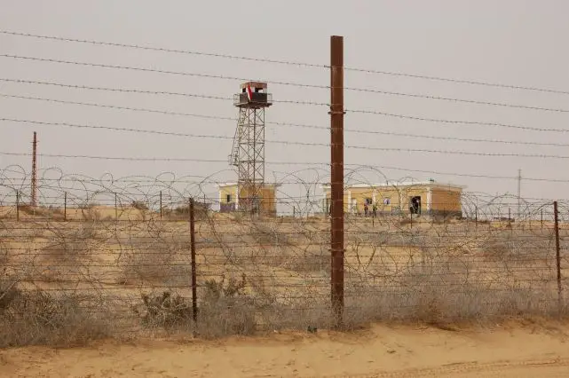 Israeli army troops on Monday, May 28, 2012, shot and wounded several smugglers, apparently attempting to ferry some two dozen infiltrators across the border near the southern Red Sea port of Eilat, Israeli army sources said.