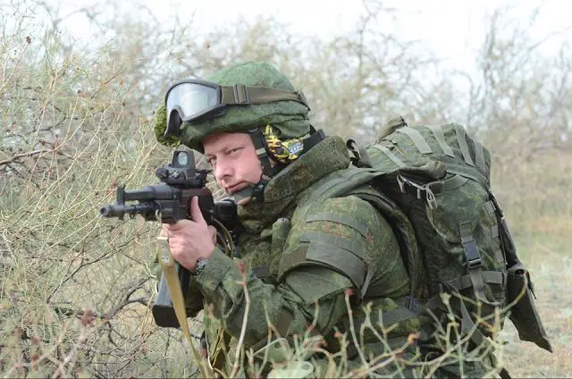 The Ratnik set is comprised of more than 40 components, including firearms, body armor and optical, communication and navigation devices, as well as life support and power supply systems. It will be demonstrated as a complete set at the Russia Arms Expo 2013, due to be held on September 25-28 in the Urals region, Rogozin said.
