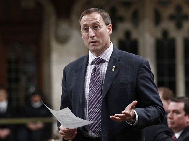 China and Canada signed an initiative on military cooperation as defense ministers of the two countries held talks in Beijing. Chinese Defense Minister Chang Wanquan and his Canadian counterpart Peter G. Mackay had in-depth and candid talks on bilateral military relations, the international and regional security situations as well as other issues of common concern, according to a written statement.