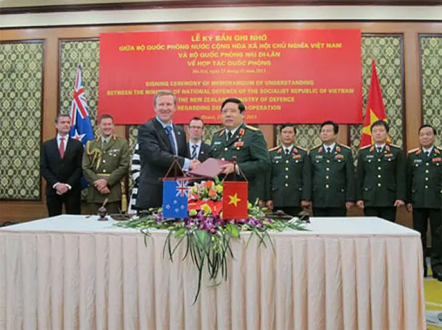 General Phung Quang Thanh, Minister of National Defence of Vietnam , on November 25th, received his New Zealand counterpart Jonathan Coleman in Hanoi, on his official visit to Vietnam. General Thanh affirmed that the visit by the New Zealand Minister of Defence would contribute to the friendship and mutual understanding between the two armies.