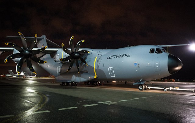 The first Airbus A400M new generation airlifter for the German Air Force has taken another steps towards delivery with painting of its new colours and the start of taxiing trials. The aircraft moved under its own power for the first time on 12 October at the Airbus Defence and Space facility in Seville, Spain. 