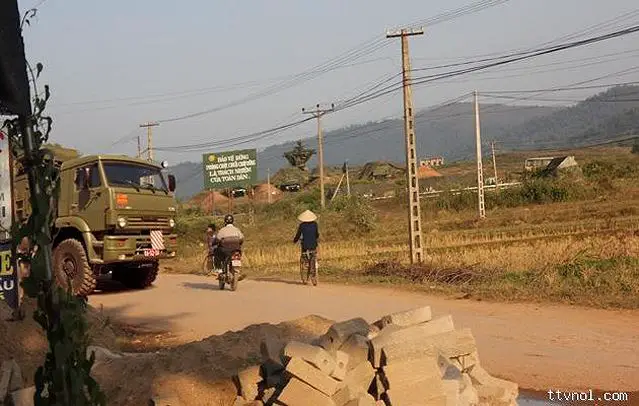 A Russian-made Pantsir-S1 somewhere in Vietnam (Pictures from Internet May 2013)