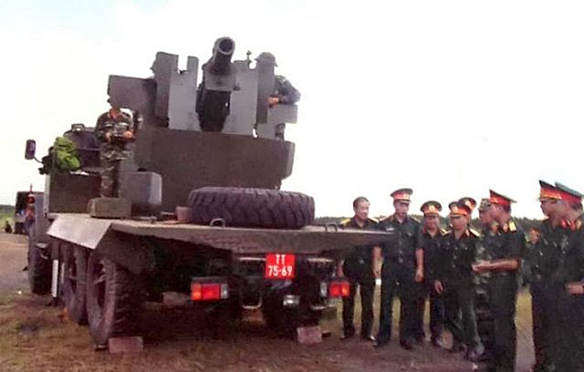 Vietnam has designed and manufactured its own wheeled self-propelled gun based on a military truck chassis fitted with a 105 mm M101 howitzer. Recently, a Vietnamese army newspaper published some pictures take during first firing test with the new self-propelled howitzer. 