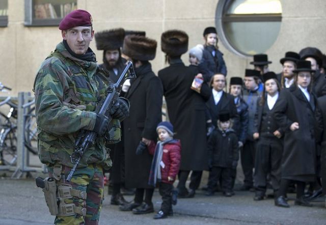 Belgian government has taken the decision this Saturday, January 17, 2015 to deploy soldiers from the army to response to the recent terror attacks. Armed police patrolled government buildings in Belgium two days after two suspected extremists were killed in anti-terror raids.