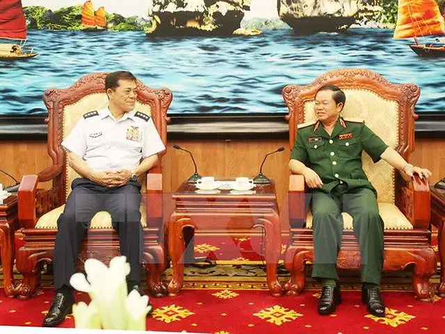 Visiting Chief of Staff of the Japan Air Self-Defense Force General Harukazu Saito and his Vietnamese host have agreed to intensify air defense cooperation between their two countries. The agreement was made between General Saito and Senior Lieutenant General Do Ba Ty, Chief of the General Staff of the Vietnam People’s Army, at their talks in Hanoi on May 25, according to the Vietnam News Agency.