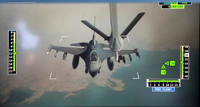 RAAF KC 30A tanker successfully refuels F 16 fighters during combat mission 640 001