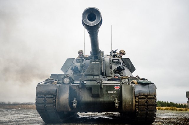 British Royal Artillery displayed its firepower with AS90 Artillery System in exercise 640 001