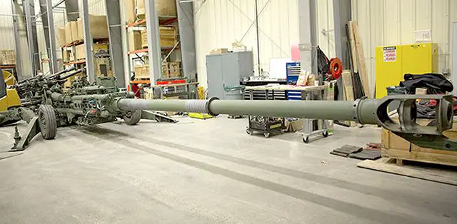 US Army engineers work to create a new longer M777 155mm howitzer under the name M777ER 640 001