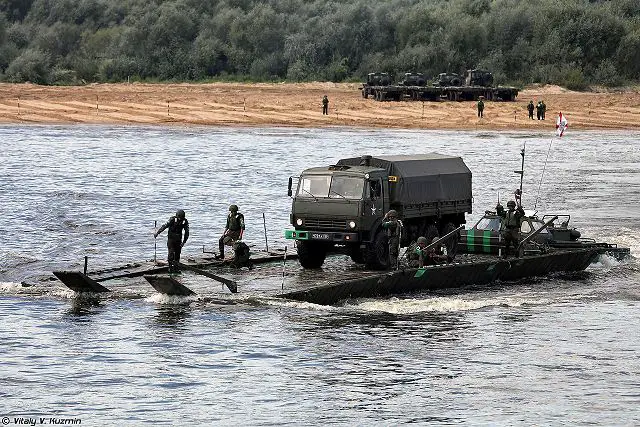 At the recent Caucasus 2016 exercise, the Russian Armed Forces tested the latest river crossing equipment, according to the Izvestia daily. During the crossing of the Don River by tank and infantry units, the Defense Ministry tested the unique BMK towboat designed to tow ferries and reconnoiter water bodies for setting up bridge or ferry crossing sites.