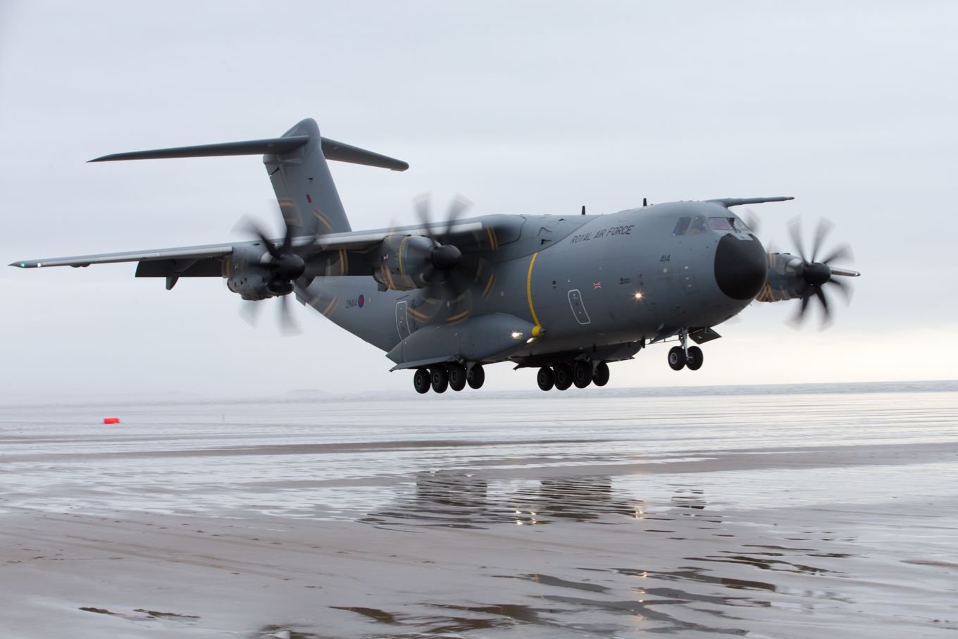 RAF A400M Completes First Beach Landing Trials RAF A400M Completes First Beach Landing Trials