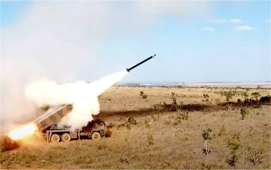 Brazilian_army_conducts_firing_tests_with_new_SS-60_rocket_launcher_from_ASTROS_MLRS_925_001.jpg