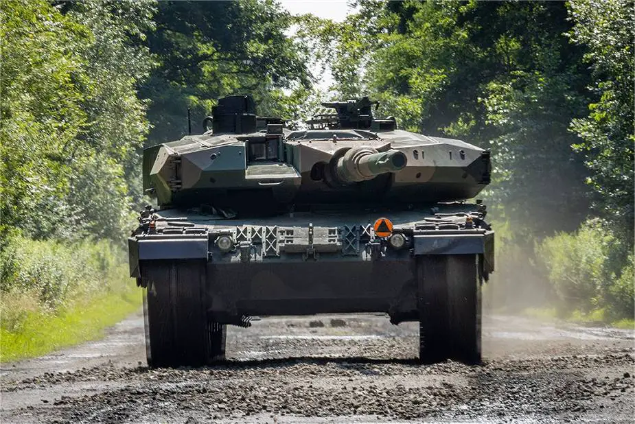Bumar من بولندا تسلم دبابتين قتاليتين رئيسيتين أخريين من طراز Leopard 2 PL إلى الجيش البولندي