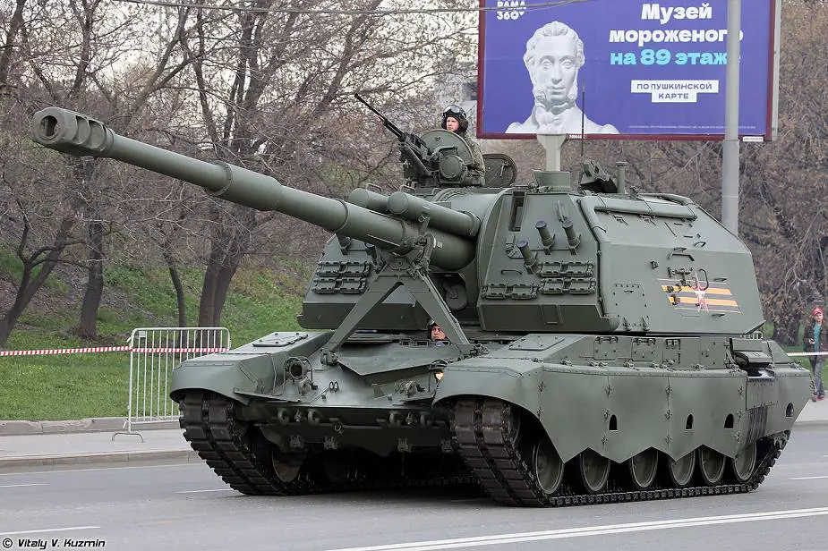 2S19M2 152mm tracked self propelled howitzer Victory Day Military Parade 2022 Moscow Russia 925 001