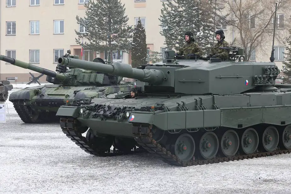 Armée tchèque/Czech Armed Forces - Page 14 Czech_army_takes_delivery_of_first_Leopard_2A4_tank_donated_by_Germany_925_001