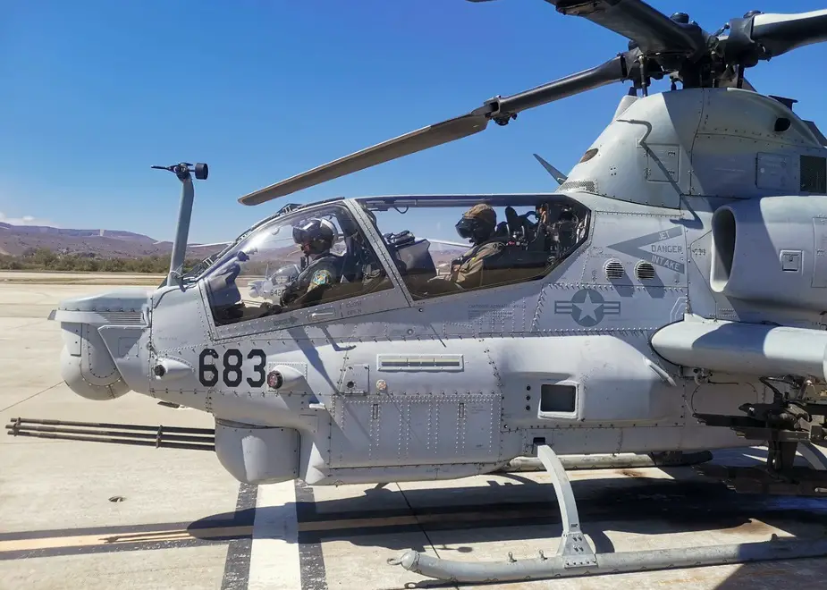 Czech pilots have completed their first flights on the new UH 1Y Venom and AH 1Z Viper helicopters 03