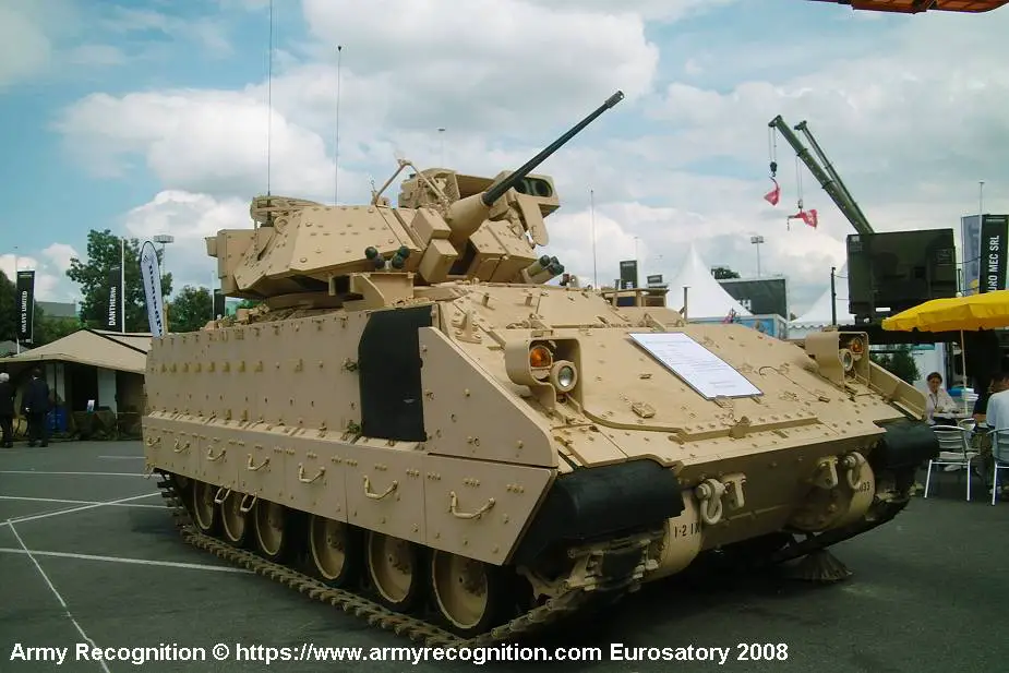 Discover firepower of US Bradley M2A2 IFV donated to Ukraine able to fight Russian tanks 925 002