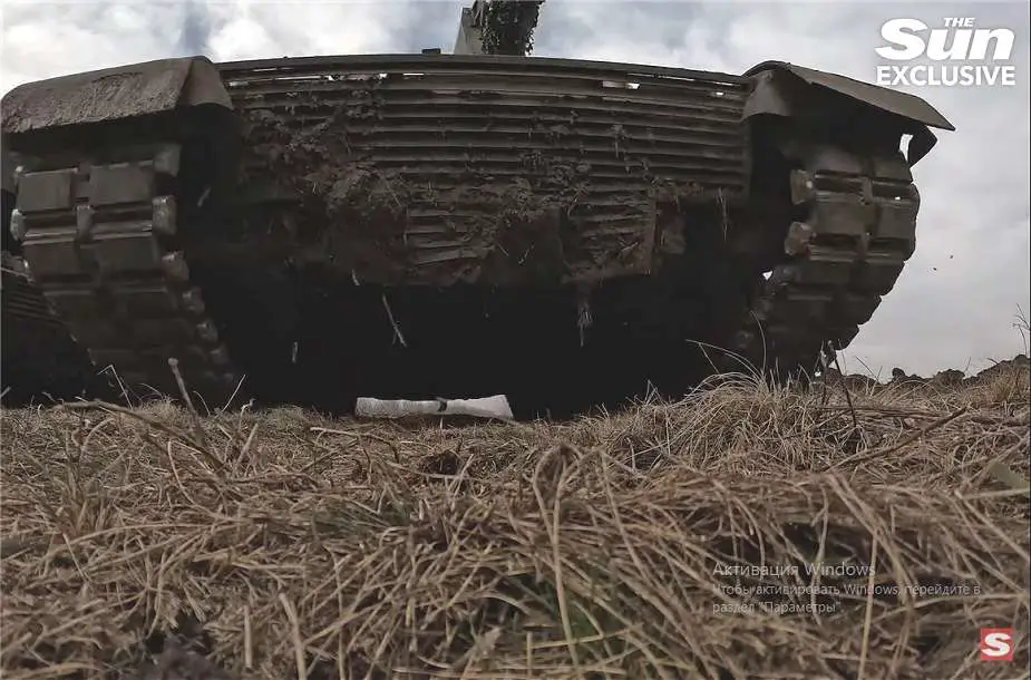 Ukrainian_Soldiers_Enhance_Challenger_2_Tanks_Protection_Against_Russian_Threats_925_002.jpg