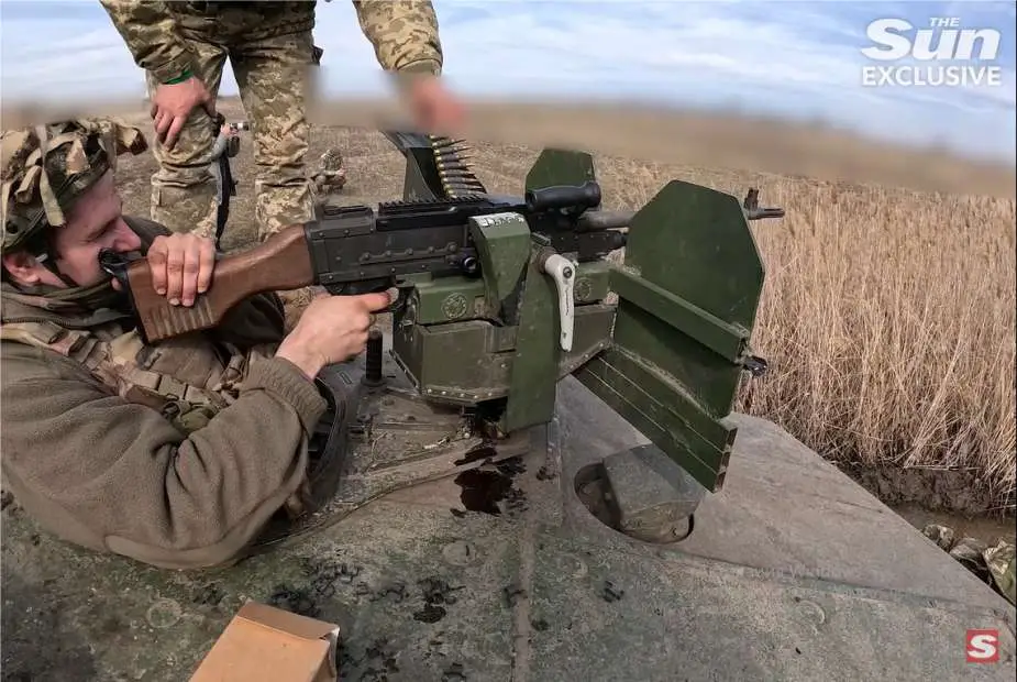 Ukrainian_Soldiers_Enhance_Challenger_2_Tanks_Protection_Against_Russian_Threats_925_003.jpg