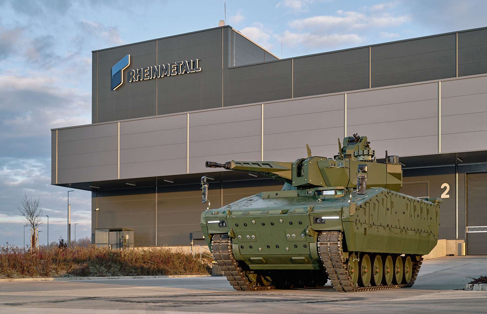 Italy’s new A2CS IFVs pair the Lynx KF41’s 1,100 hp mobility with the Hitfist 30 mm turret, high protection with optional APS, open-architecture C2, counter-UAS readiness, and seating for eight dismounts (Picture source: Rheinmetall).