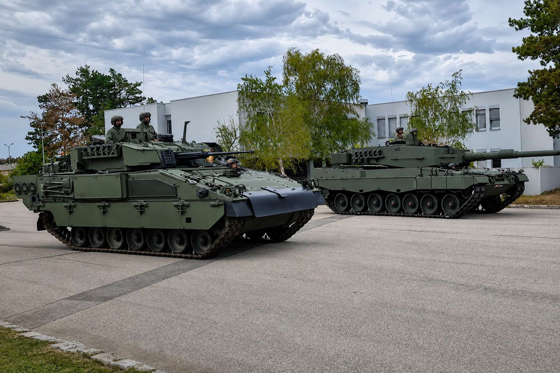 Austria has begun fielding modernized Leopard 2A4 tanks and Ulan infantry fighting vehicles to restore key combat capabilities and strengthen its mechanized forces (Picture Source: Austrian Armed Forces)
