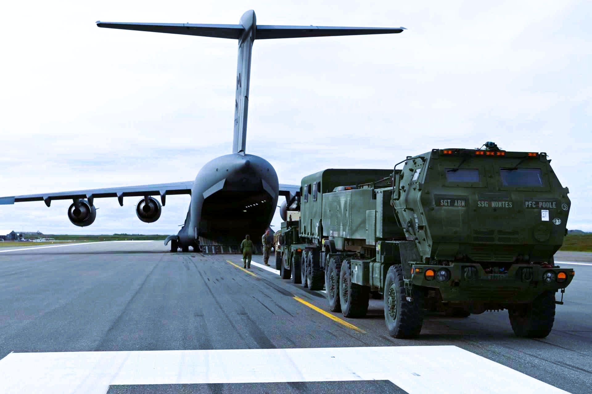 A Royal Canadian Air Force CC-177 Globemaster III airlifted a U.S. Army M142 HIMARS into Alaska during Operation TUNDRA MERLIN, demonstrating how allied strategic mobility can rapidly position long-range precision fires across the Arctic (Picture Source: U.S. Northern Command)
