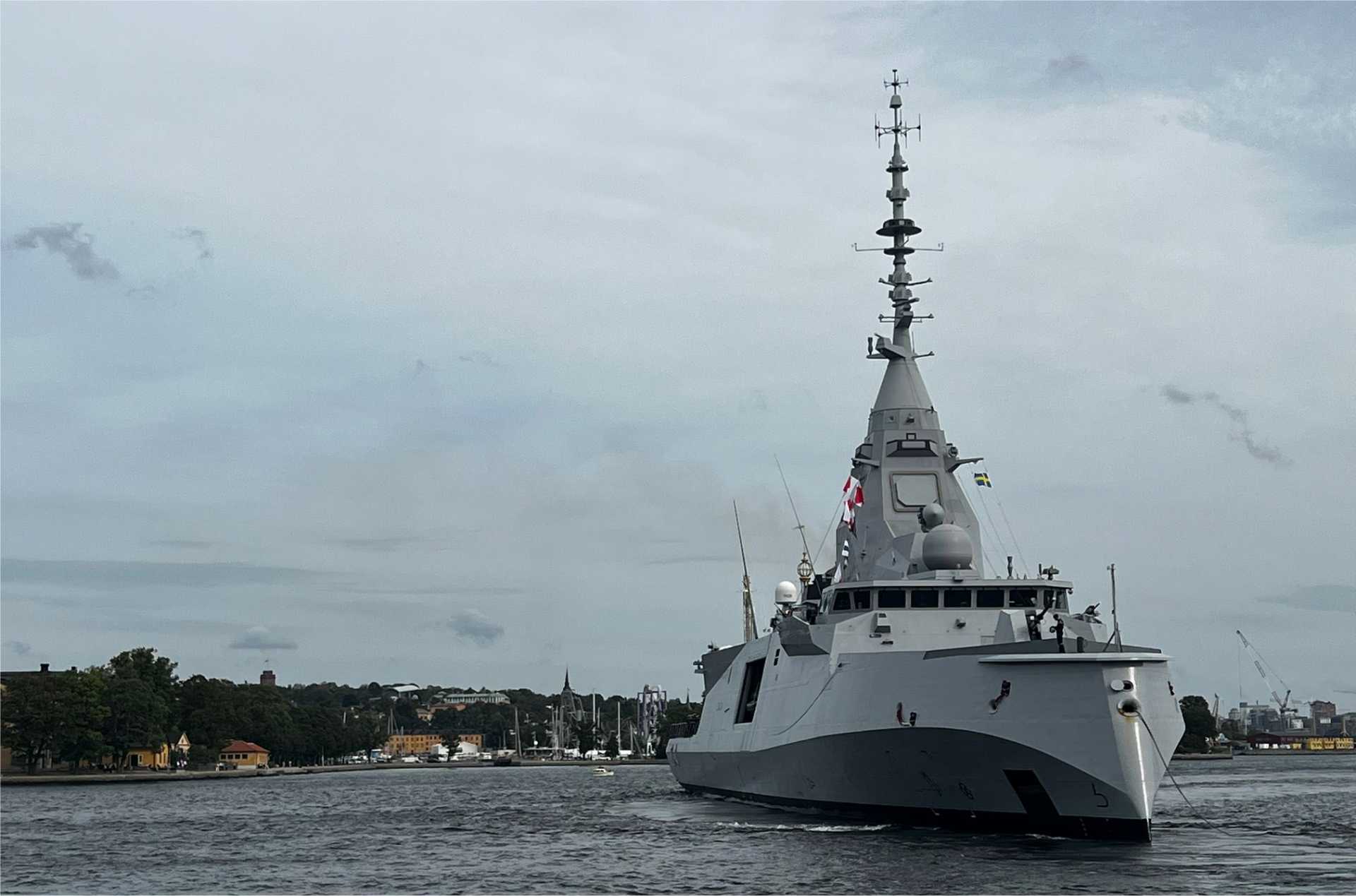 The French Navy’s FDI-class frigate Amiral Ronarc’h illustrates the Naval Group design selected by Sweden for its four future warships under the €4.3 billion agreement signed with France on August 31, 2026. The Swedish frigates will strengthen long-range naval air defense, including protection against ballistic missile threats, while expanding NATO maritime capabilities in the Baltic Sea.