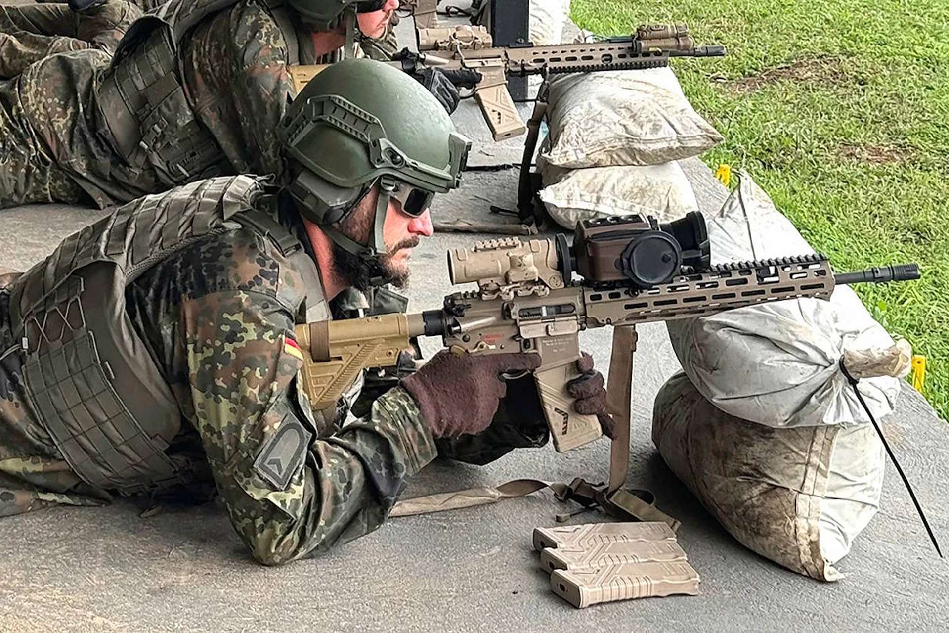 Germany is reportedly considering up to 250,000 additional Heckler & Koch G95A1 and G95KA1 assault rifles, potentially raising the Bundeswehr’s planned inventory to 500,000 weapons to equip active units, reservists, and homeland-defense forces with a common 5.56 mm rifle system (Picture source: U.S. DoW).