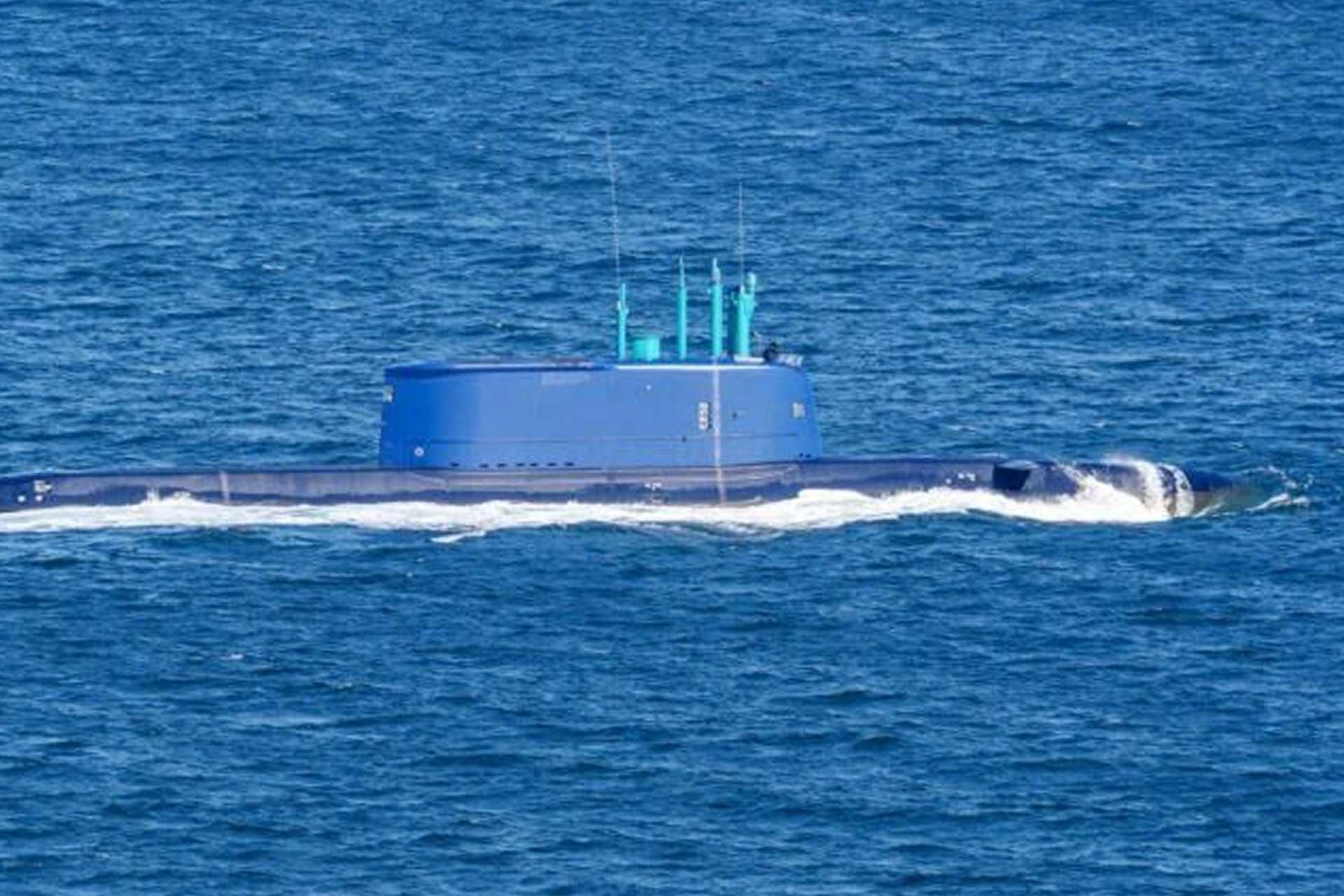 The INS Drakon is unique within the Dolphin-class because it combines an extended hull with a much larger sail and added internal mission volume, making it a direct technological bridge to the future Dakar-class submarines. (Picture source: Michael Nitz, Naval Press Service via X/Alex Luck)