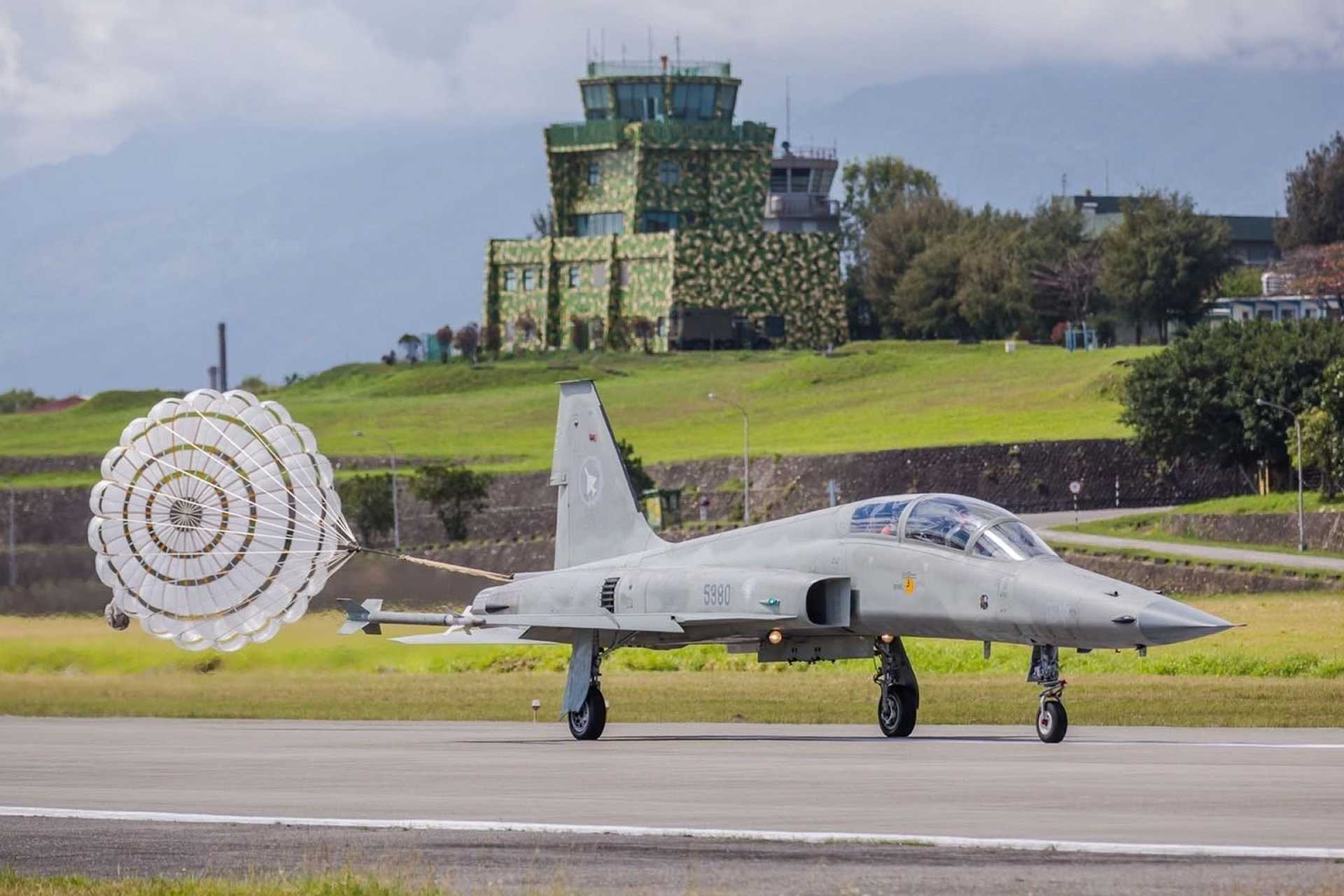 Taiwan once had the world's largest F-5E/F fleet: the Taiwanese Air Force operated 336 Tiger IIs, including 242 F-5Es and 66 F-5Fs manufactured locally by AIDC under six Peace Tiger production batches between 1973 and 1986. (Picture source: Taiwanese MoD)