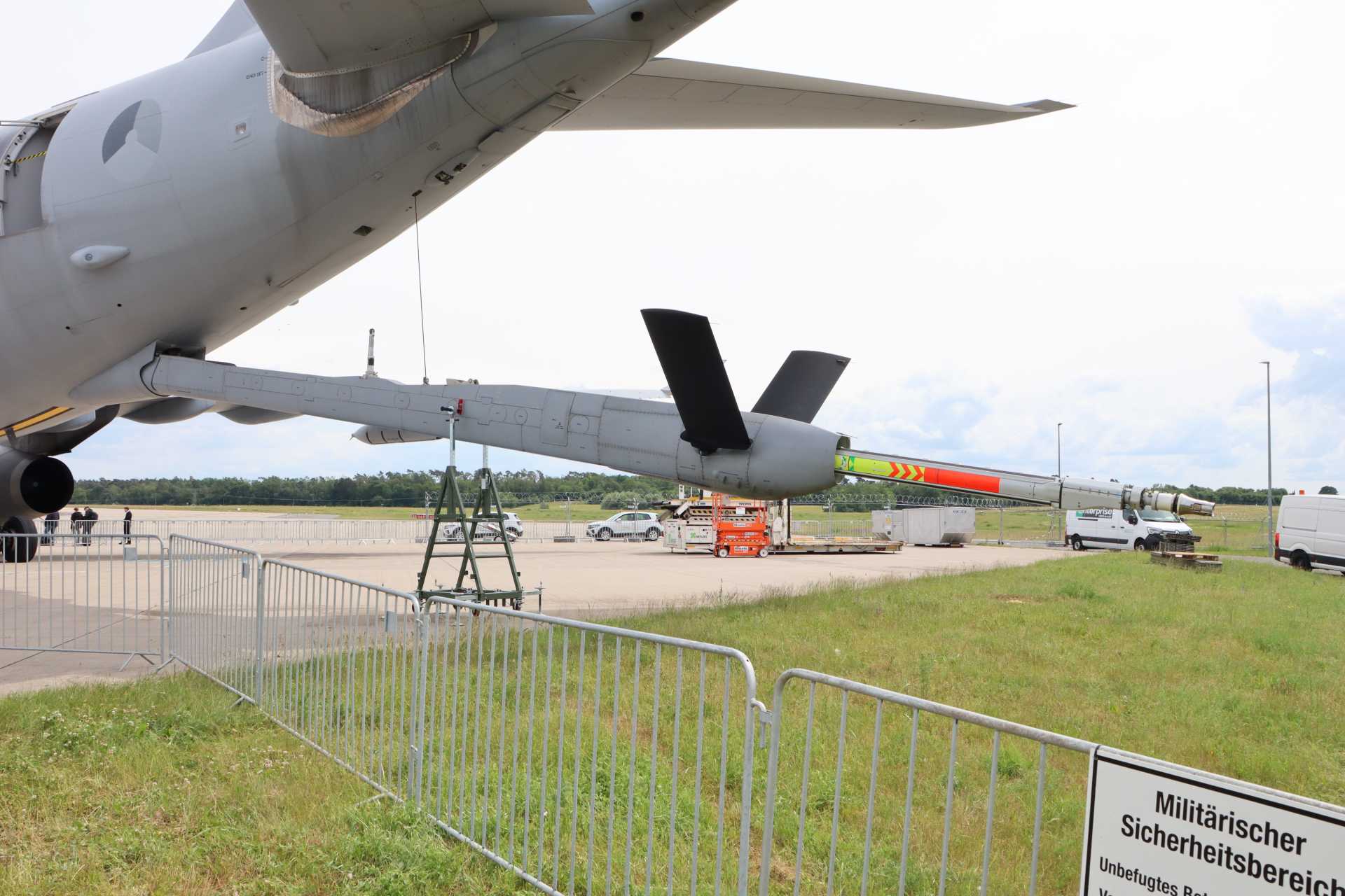 The Airbus Military Aerial Refuelling Boom System (ARBS) operates between 180 and 325 knots and transfers up to 3,600 kg/min to receptacle-equipped aircraft, including the F-16, F-35, F-15, C-17, P-8, and E-7. (Picture source: Army Recognition)