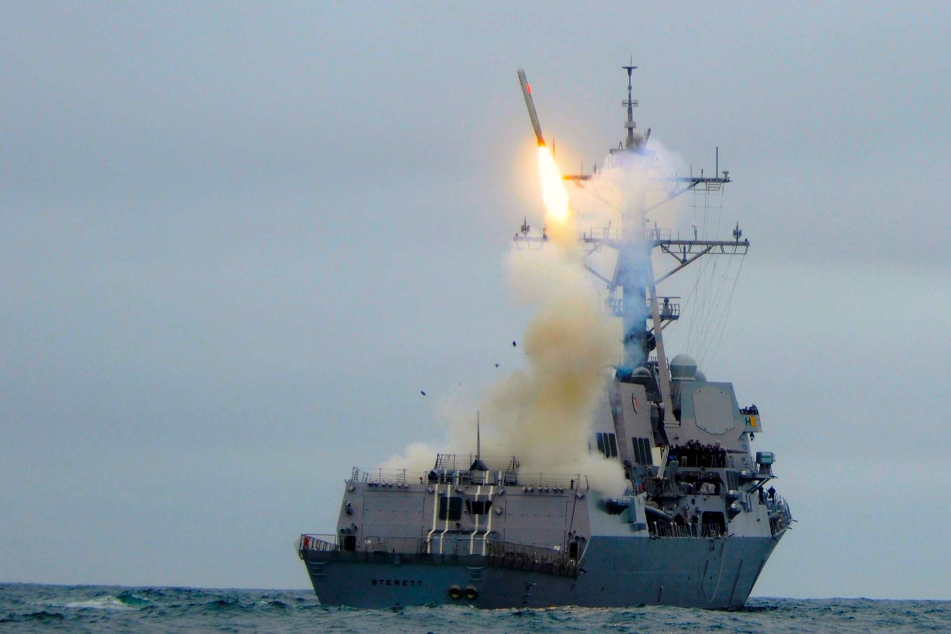 The U.S. Navy’s $22.9 billion Tomahawk contract with Raytheon marks a major expansion of America’s long-range precision-strike arsenal, driving annual missile production above 1,000 while strengthening the industrial capacity needed for sustained high-intensity warfare (Picture Source: U.S. Navy)
