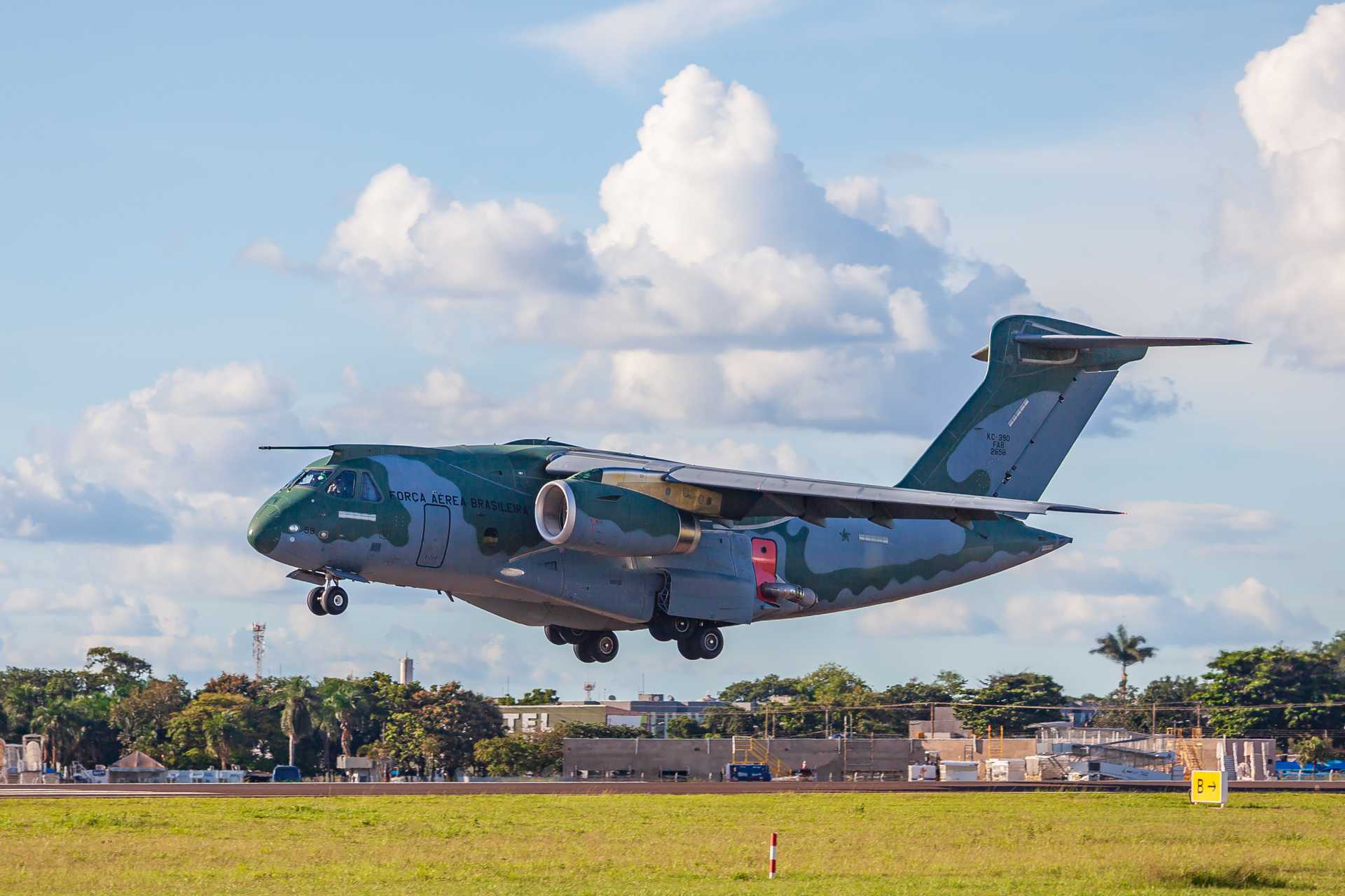 When comparing the three transport aircraft in competition, the C-390 Millennium has a maximum payload of 26,000 kg, compared with 19,000 to 20,000 kg for the C-130J-30 Super Hercules and 37,000 kg for the A400M Atlas. (Picture source: Brazilian Air Force)
