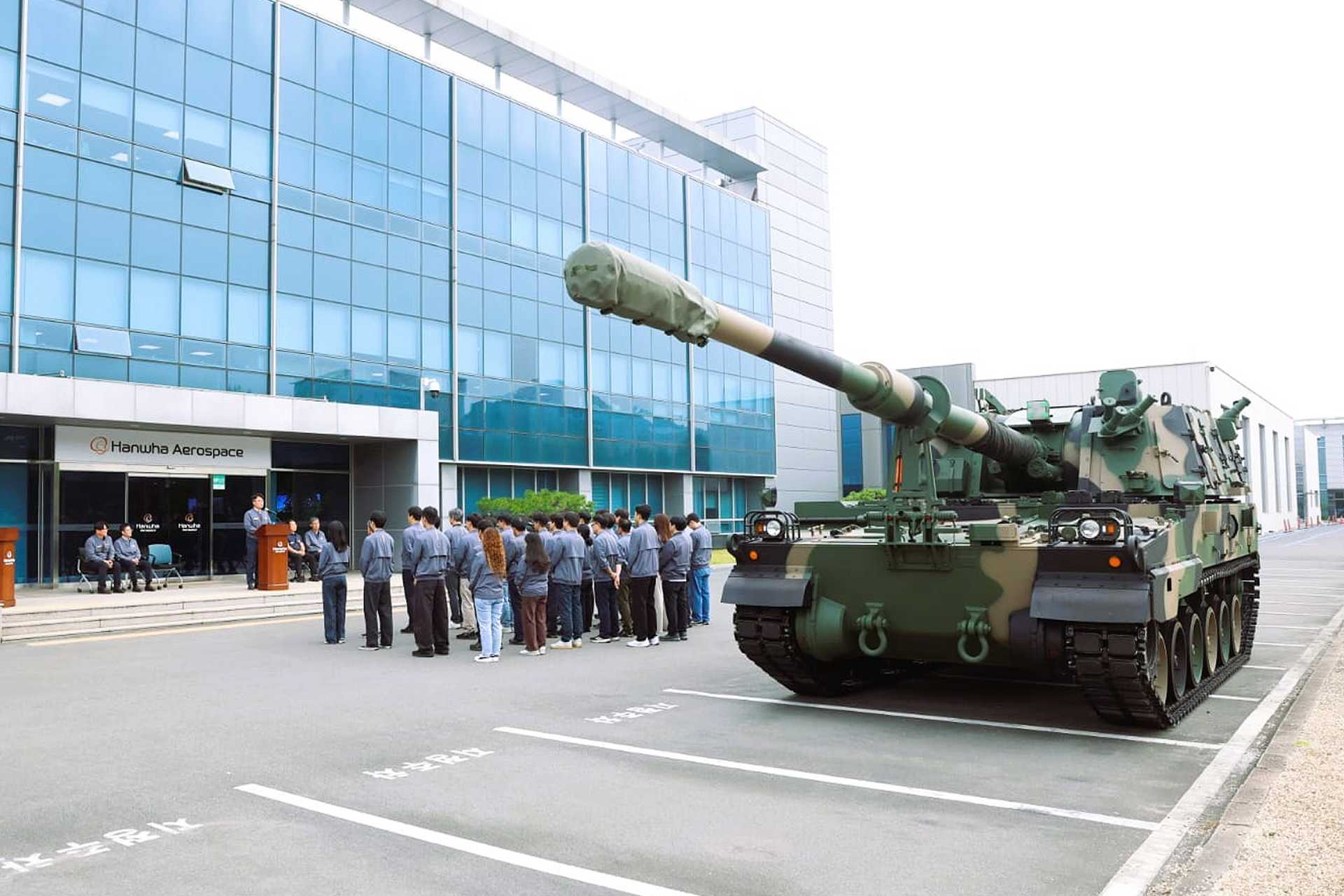 The K9PL keeps the K9's firepower but adds Polish digital command systems, stronger crew protection, and technology transfer that make it easier to operate, maintain, and produce in Poland. (Picture source: X/Hanwha Aerospace)