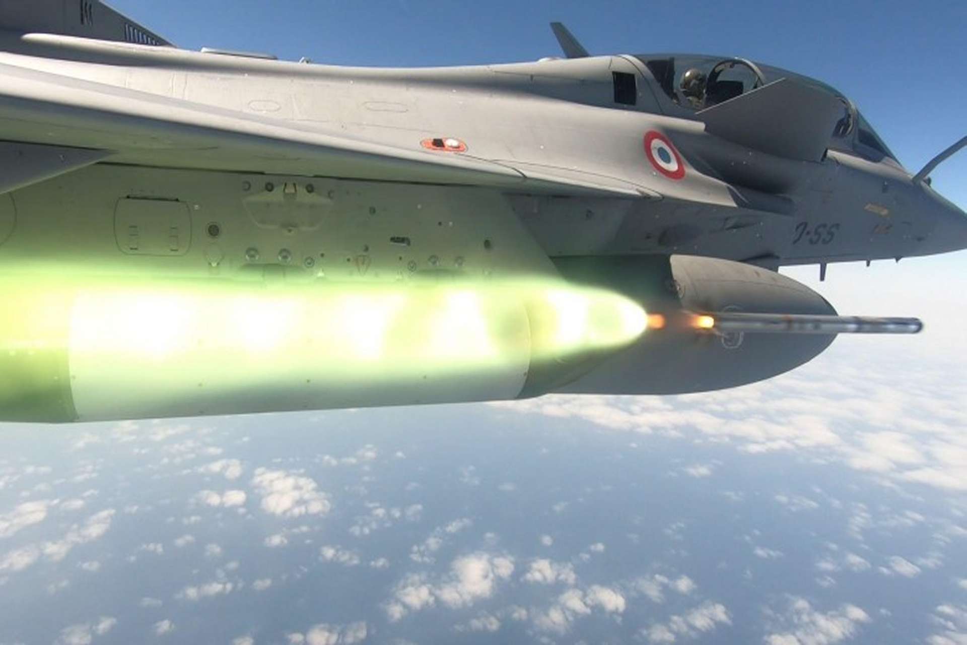 A French Rafale fires a Thales 68 mm laser-guided rocket during July 2026 trials, validating a lower-cost counter-drone weapon intended to destroy Shahed-type attack drones while preserving MICA and Meteor missile stocks (Picture source: French MoD).