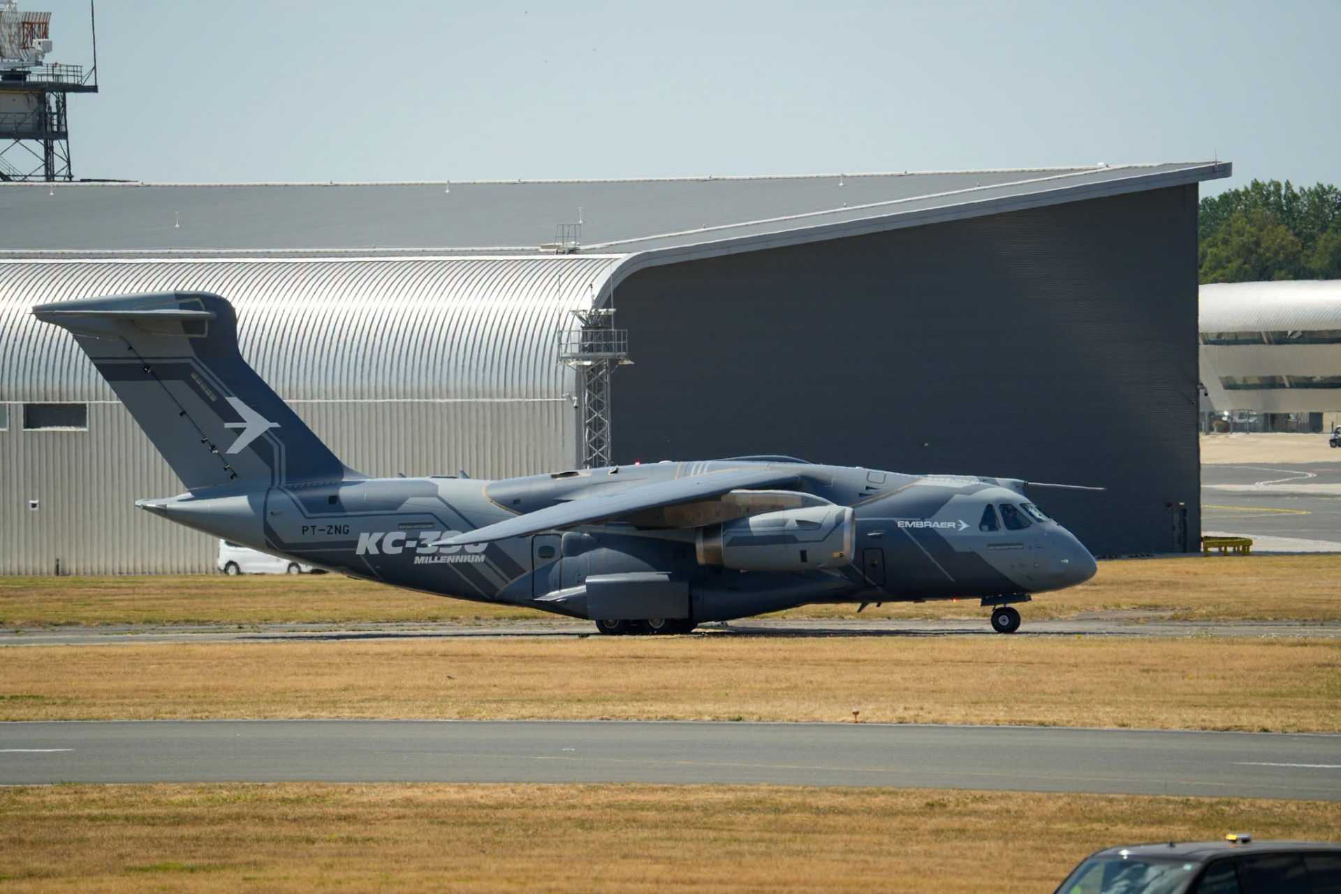 With two underwing hose-and-drogue pods, the KC-390 Millennium can refuel fighters equipped with a probe, including the Rafale and Mirage 2000 of the Greek Air Force. (Picture source: Embraer)