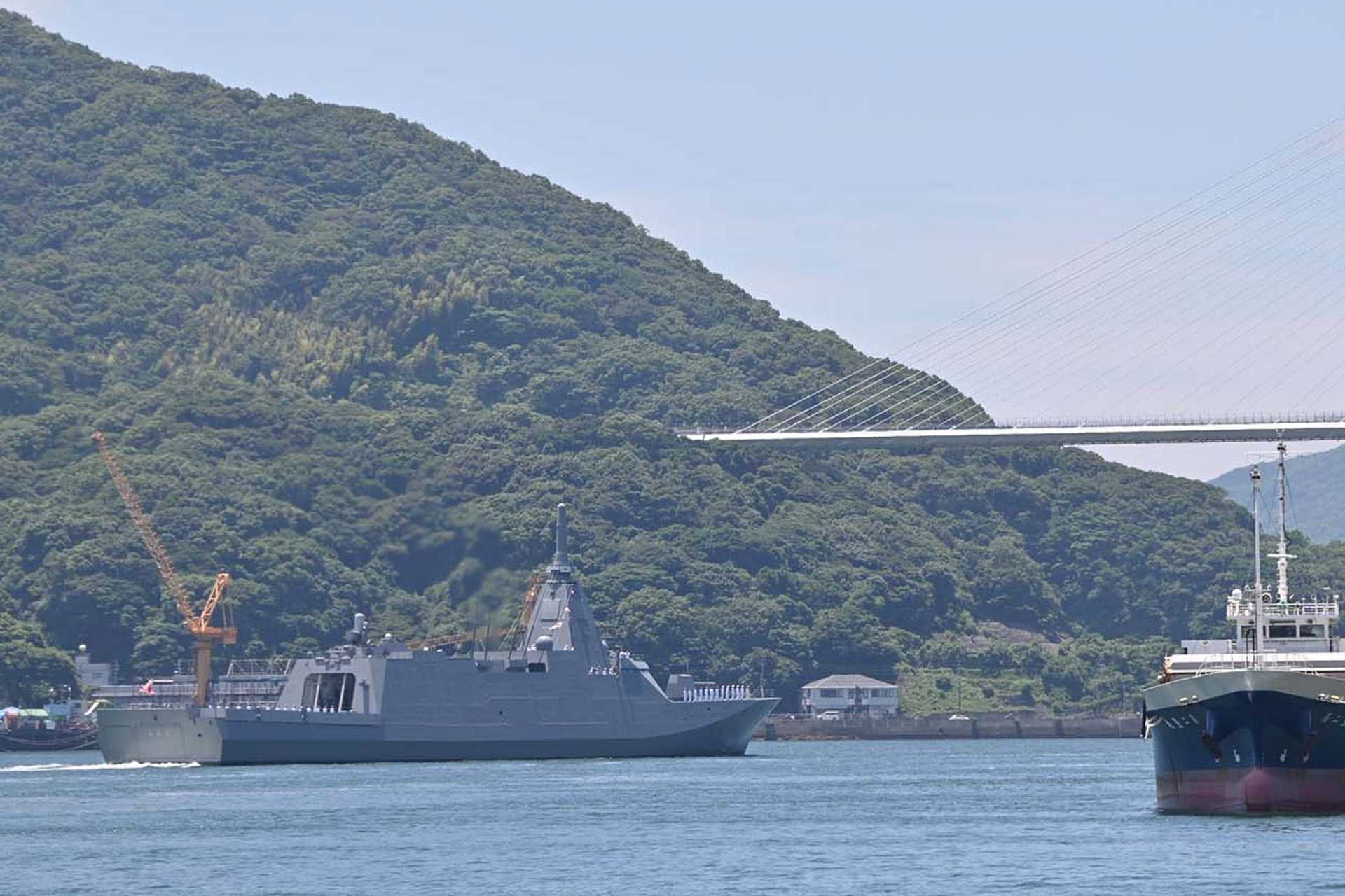 A single Mogami-class frigate like the JS Nagara can escort other ships, search for submarines, monitor surface traffic, and support mine countermeasures during the same deployment cycle. (Picture source: Japanese Navy)