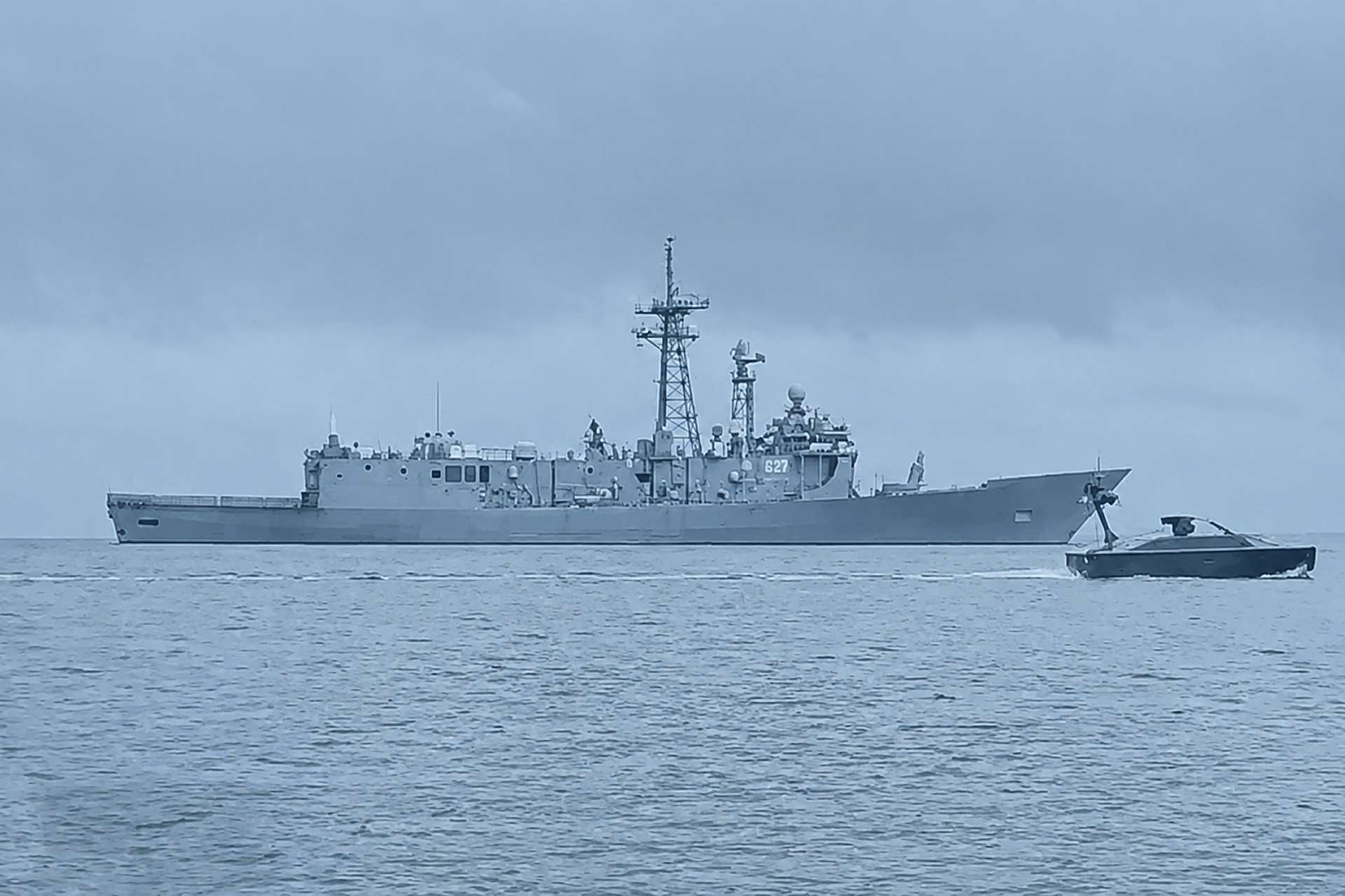 Poland’s StormRider unmanned surface vessel operated with the frigate ORP Gen. T. Kościuszko during a NATO Task Force X demonstration, transmitting live sensor data while showcasing remote surveillance, armed patrol, and WARMATE loitering-munition integration (Picture source: WB Group).