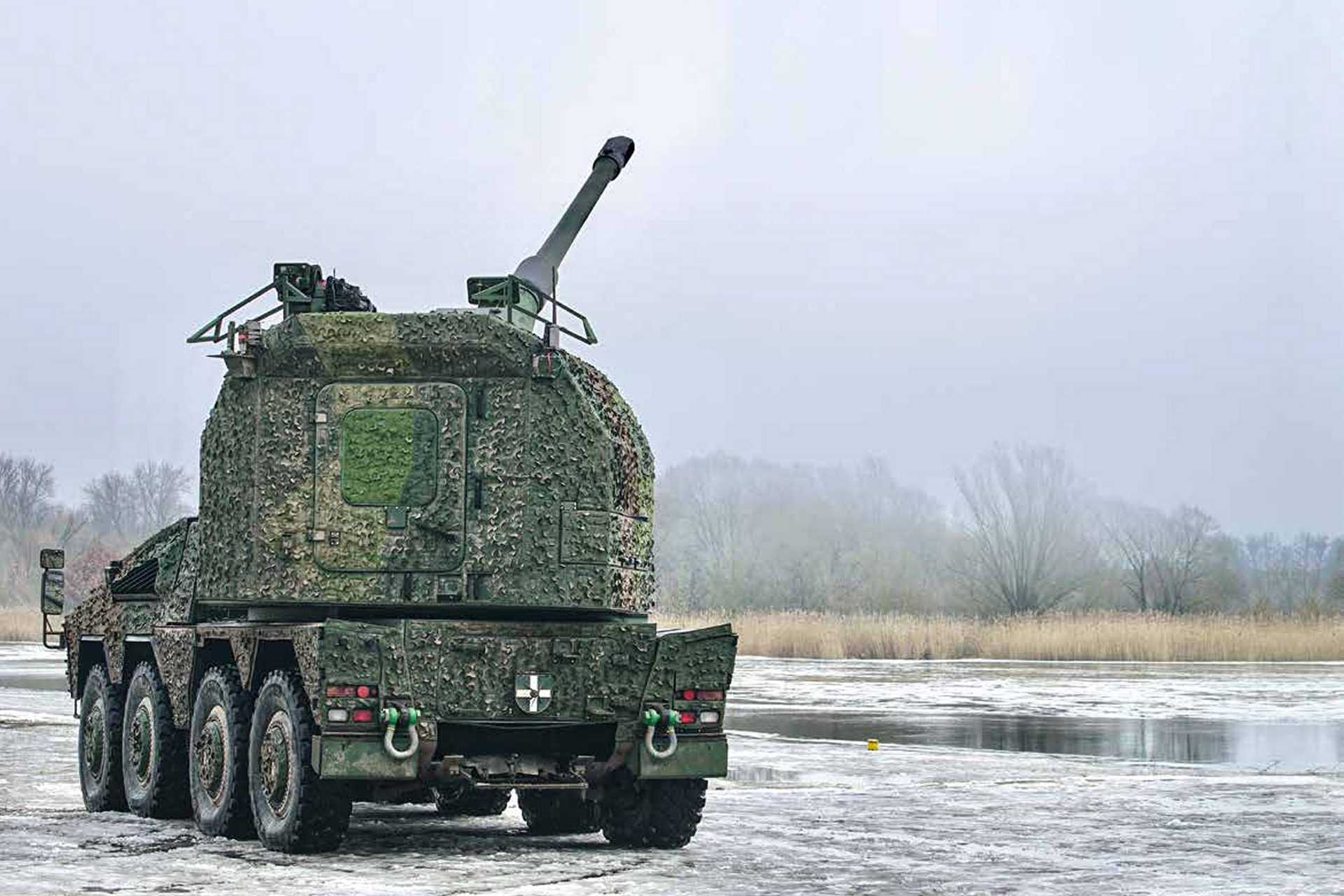 The RCH 155 combines the GTK Boxer 8×8 drive module with an unmanned Artillery Gun Module developed from the 155 mm L/52 weapon system used by the Panzerhaubitze 2000. (Picture source: KNDS)