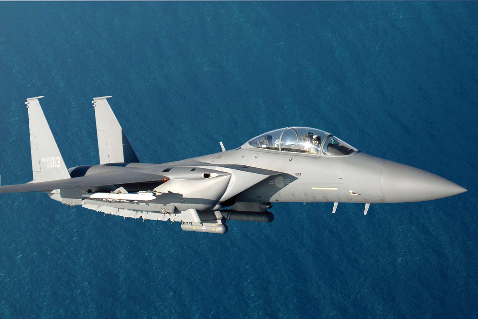South Korea will equip its 59 F-15K Slam Eagle fighters with BAE Systems’ AN/ALQ-250 EPAWSS electronic warfare suite, improving radar-threat detection, jamming and survivability during long-range strike missions against defended targets (Picture source: ROK MoD).