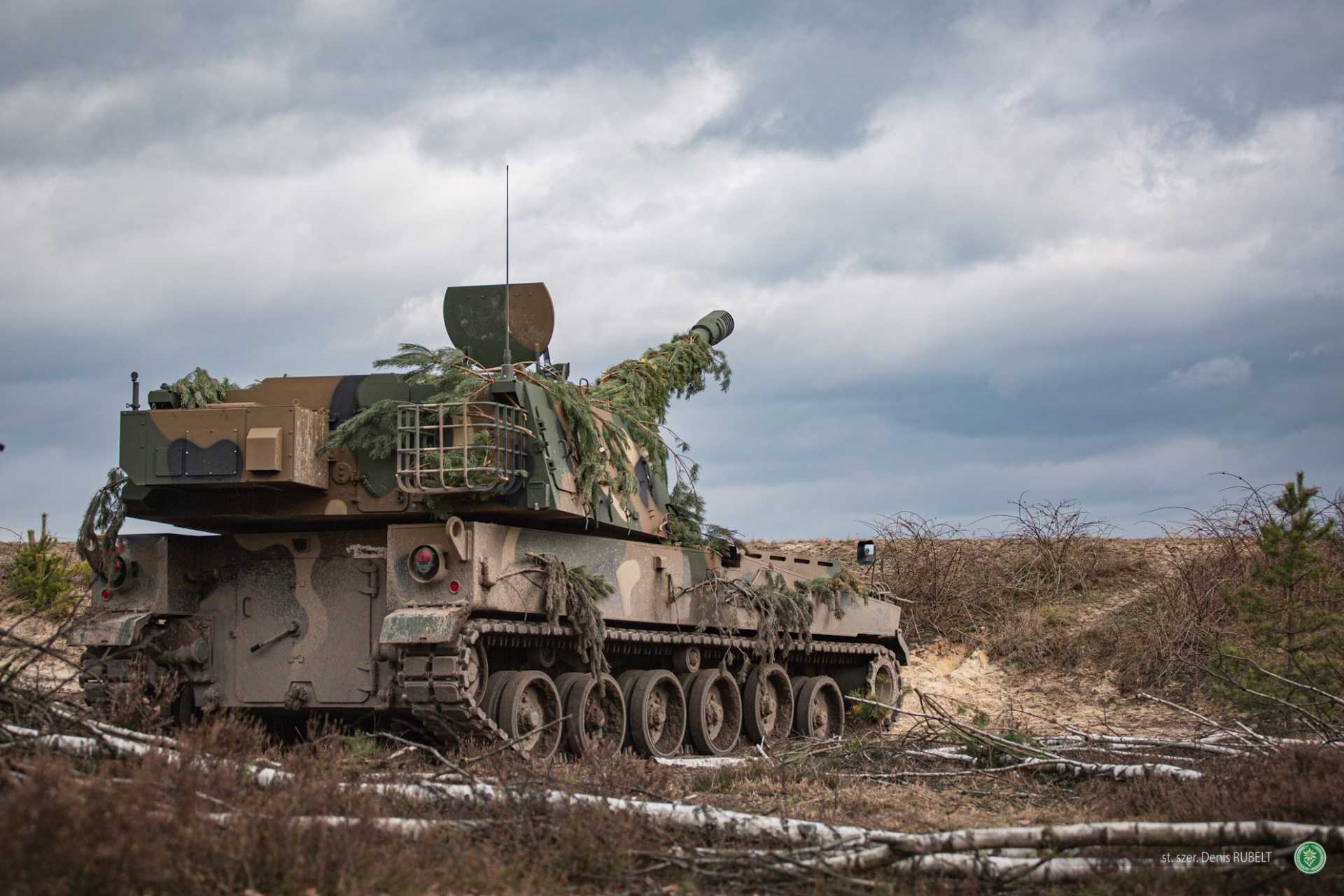 Poland is the most advanced case of this European expansion strategy because the framework agreements with Hanwha Aerospace, which cover up to 672 K9 self-propelled howitzers, have already moved from rapid delivery toward local industrial participation. (Picture source: X/Polish MoD)