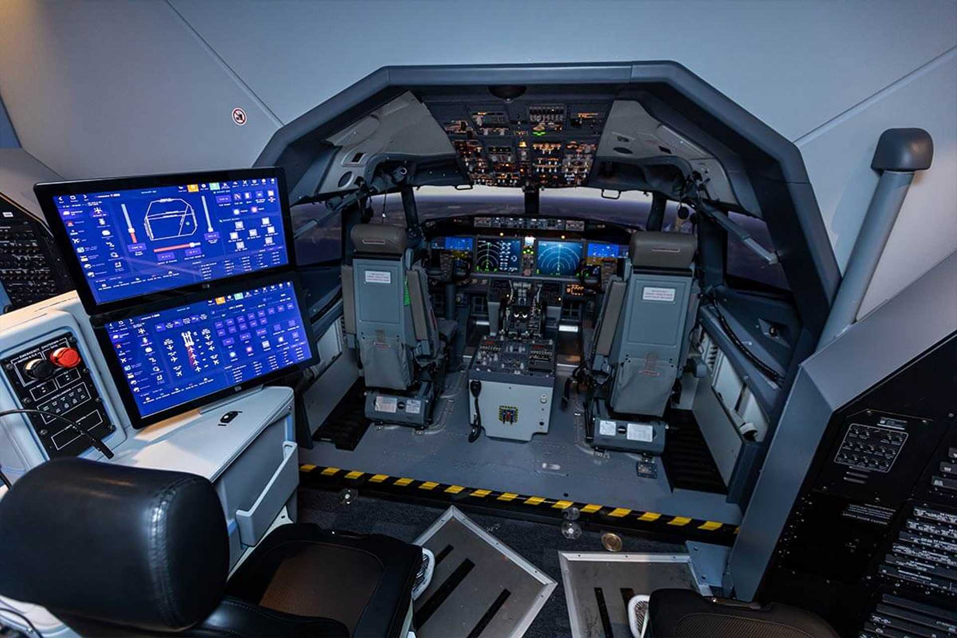 A Full Flight Simulator (FFS) fully replicates the aircraft, including the cockpit, motion and outside visuals, whereas a Flight Training Device (FTD) reproduces the cockpit and aircraft systems but usually has no motion platform. (Picture source: Havelsan)