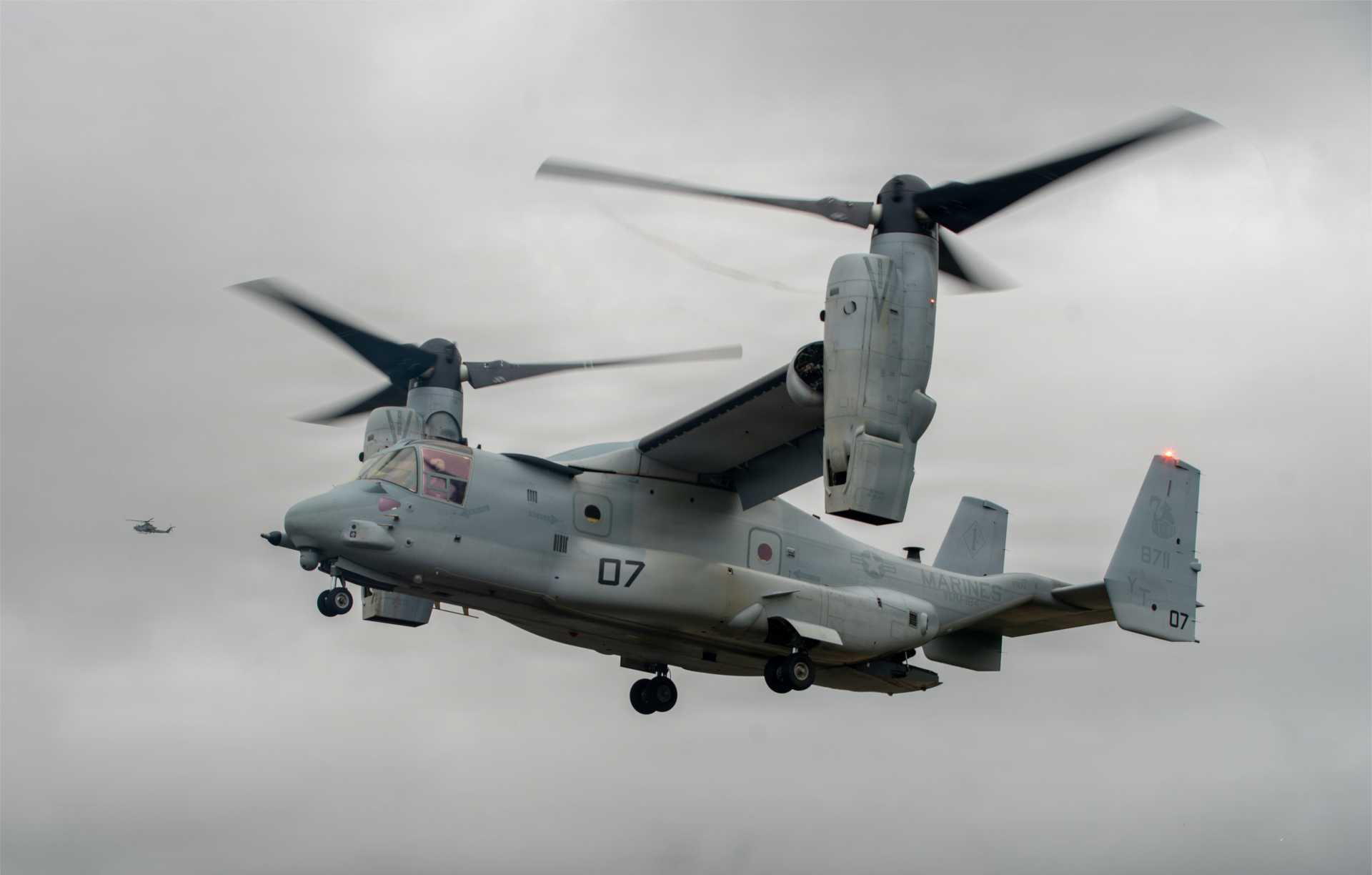 A U.S. Marine Corps MV-22B Osprey assigned to Marine Medium Tiltrotor Squadron (VMM) 164 (Reinforced), 15th Marine Expeditionary Unit, inserts Marines during Exercise RIMPAC 2026 at Marine Corps Training Area Bellows, Hawaii, on July 25, 2026, demonstrating the aircraft's long-range assault capability in support of expeditionary operations.